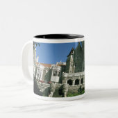 Kanada, Ontario, Toronto. Historisches Casa Loma Zweifarbige Tasse (Vorderseite Links)