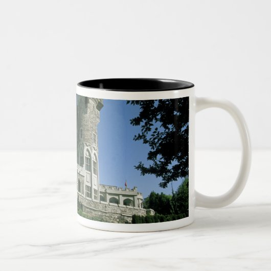Kanada, Ontario, Toronto. Historisches Casa Loma Zweifarbige Tasse (Rechts)