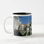 Kanada, Ontario, Toronto. Historisches Casa Loma Zweifarbige Tasse (Links)