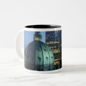 Kanada, Quebec, Montreal. Innenstadt von Montreal Zweifarbige Tasse (Vorderseite Links)