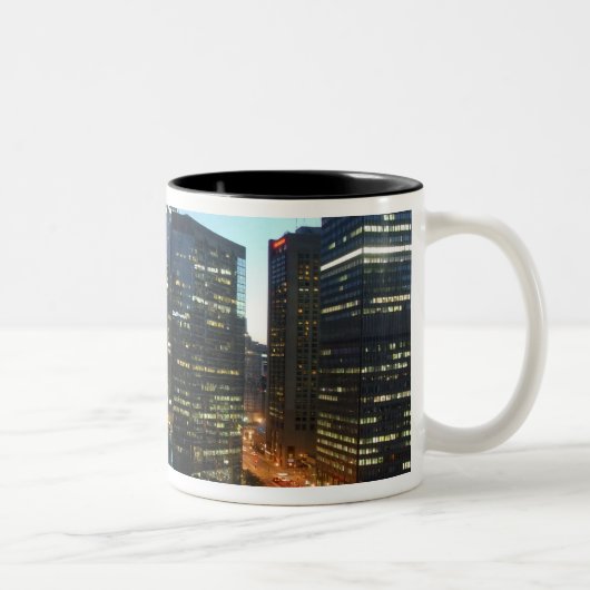 Kanada, Quebec, Montreal. Innenstadt von Montreal Zweifarbige Tasse (Rechts)