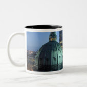 Kanada, Quebec, Montreal. Innenstadt von Montreal Zweifarbige Tasse (Links)