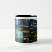 Kanada, Quebec, Montreal. Innenstadt von Montreal Zweifarbige Tasse (Mittel)