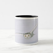 Kanada, Quebec. Schneeeule fliegt tief über Schnee Zweifarbige Tasse (Mittel)