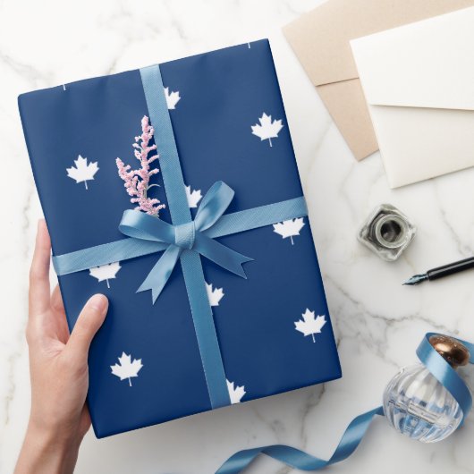 Kanada White Maple Leaf auf blauem Muster Geschenkpapier (Schenken)