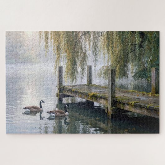 Kanadagänse an einem nebligen See mit einem Steg Puzzle (Horizontal)