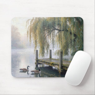 Kanadagänse auf einem nebligen See Mousepad
