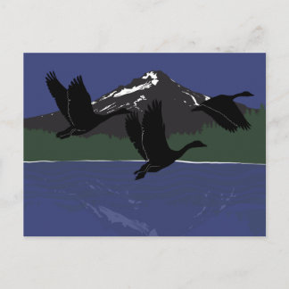 Kanadagänse fliegen über Mountain Lake Wilderness Postkarte