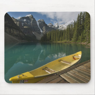 Kanadier am Steg neben dem Moraine Lake, Banff Mousepad