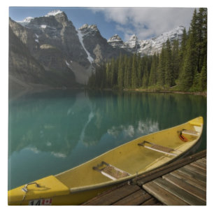 Kanadier am Steg neben Moraine Lake, Banff Fliese