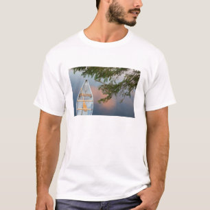 Kanadier auf einem See bei Sonnenuntergang, Kanada T-Shirt