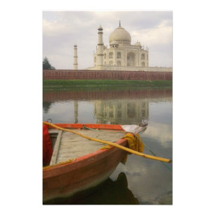 Kanadier im Wasser mit Taj Mahal, Agra, Indien Fotodruck