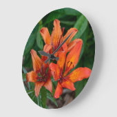 Kanadische Blumenfotografie, Orange Day Lily Große Wanduhr (Winkel)
