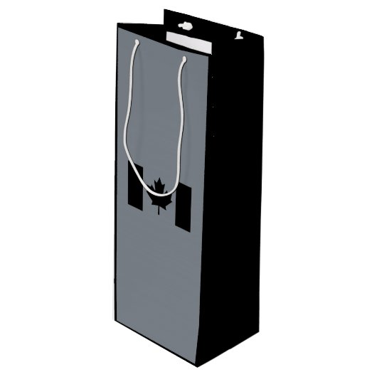 Kanadische Flagge im Schwarzen Dekor Geschenktüte Für Weinflaschen (Vorderseite Schrägansicht)