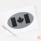 Kanadische Flagge im Schwarzen Dekor Ovaler Aufkleber (Umschlag)