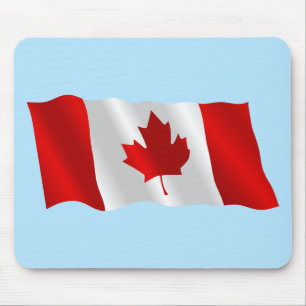Kanadische Flagge im Wind unter blauem Himmel Mousepad