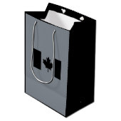 Kanadische Flagge in Schwarz Mittlere Geschenktüte (Vorderseite Schrägansicht)