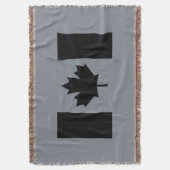 Kanadische Flagge in schwarzer Grafik Decke (Vorderseite Vertikal)