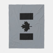 Kanadische Flagge in schwarzer Grafik Fleecedecke (Vorderseite)