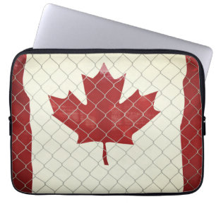 Kanadische Flagge. Zaun der Kettenverbindung Rusti Laptopschutzhülle