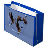 Kanadische Gänse, die in einer Herde fliegen, entw Große Geschenktüte (Vorderseite Schrägansicht)