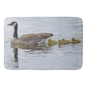 Kanadische Gänse und Goslings Badematte
