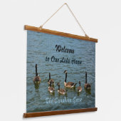 Kanadische Gänse Willkommen in unserem Lake House Wandteppich Mit Holzrahmen (Gewinkelt)