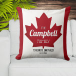 Kanadischer Ahornleaf-Familienname Throw Kissen<br><div class="desc">Modernes Kissen personalisiert mit Ihrem Familiennamen und Ihrer Zuhause Stadt und Provinz. Spaß kanadischer Fahnen-Hintergrund direkt auf den Stoff gedruckt. Diese wunderschönen Kopfkissen machen das Haus zu einem perfekten Geschenk.</div>