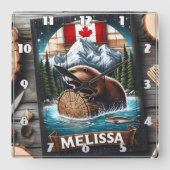 Kanadischer Biber auf Rundholz mit Bergkulisse Quadratische Wanduhr (Vorderseite)