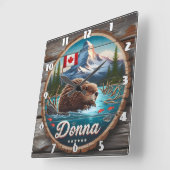 Kanadischer Biber im Waldteich mit Bergen Quadratische Wanduhr (Winkel)