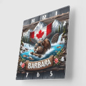 Kanadischer Biber schwimmen in der Nähe des Gebirg Quadratische Wanduhr (Winkel)