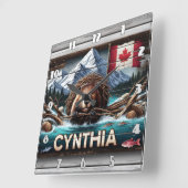 Kanadischer Biber vor den Bergen und der Flagge Quadratische Wanduhr (Winkel)