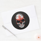 Kanadischer Flaggenschädel auf Stahlmesh-Grafik Runder Aufkleber (Umschlag)