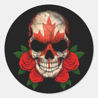 Kanadischer Flaggenschädel mit Rote Rosen Runder Aufkleber