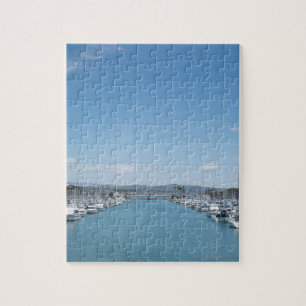 Kanal im Hafen an einem sonnigen Tag mit blauem Puzzle