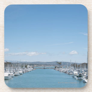 Kanal im Hafen an einem sonnigen Tag mit blauem Untersetzer