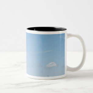 Kanal im Hafen an einem sonnigen Tag mit blauem Zweifarbige Tasse