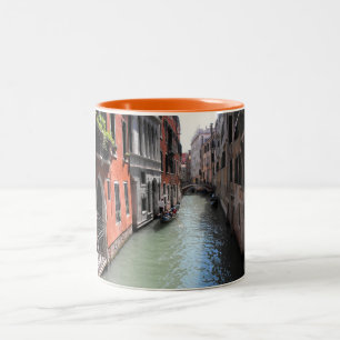 Kanal in Venedig, Italien Zweifarbige Tasse