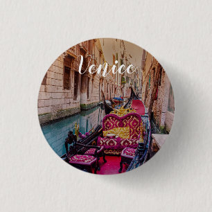 Kanal mit traditioneller Gondel in Venedig, Italie Button