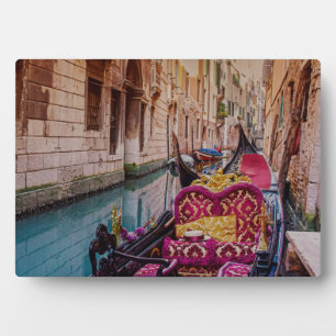 Kanal mit traditioneller Gondel in Venedig, Italie Fotoplatte