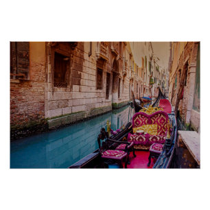 Kanal mit traditioneller Gondel in Venedig, Italie Poster
