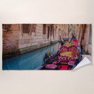 Kanal mit traditioneller Gondel in Venedig, Italie Strandtuch