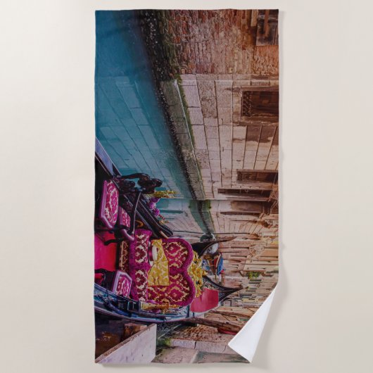 Kanal mit traditioneller Gondel in Venedig, Italie Strandtuch (Vorderseite)