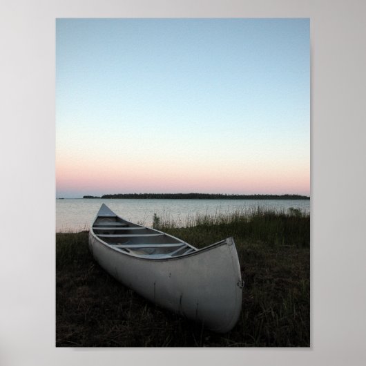 Kanalboot am Strand in der Dämmerung Poster (Vorne)