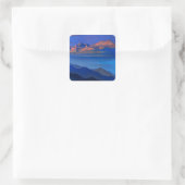 „Kanchenjunga“ von Nicholas Roerick Quadratischer Aufkleber (Tasche)