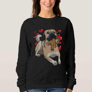 Kangal Hund mit ausgestopftem Tier und vielen Herz Sweatshirt