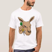 Kangaroo als Dart-Spieler mit Dart T-Shirt (Vorderseite)
