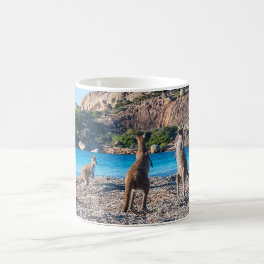 Kangaroo-Pattsituation am Strand Kaffeetasse (Mittel)