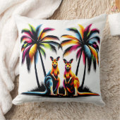 Kängurus unter Palmen in Australien Kissen (Decke)