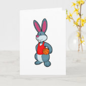 Kaninchen als Basketballspieler mit Basketball Karte (Gelbe Blume)